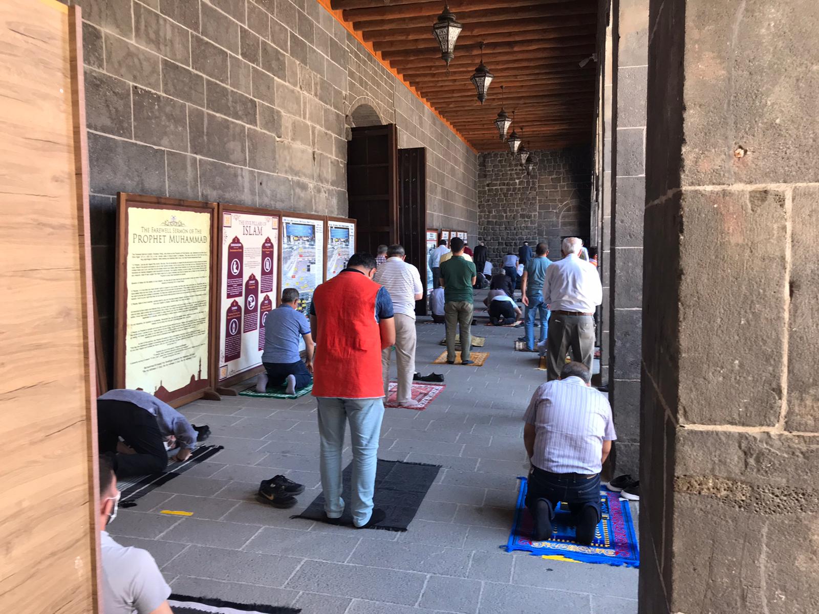 Foto: Diyarbakır’da salgın gölgesinde ilk cuma namazı